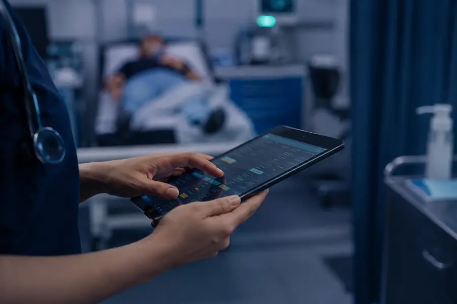 Profesional de salud clasificando pacientes con una tablet de triaje